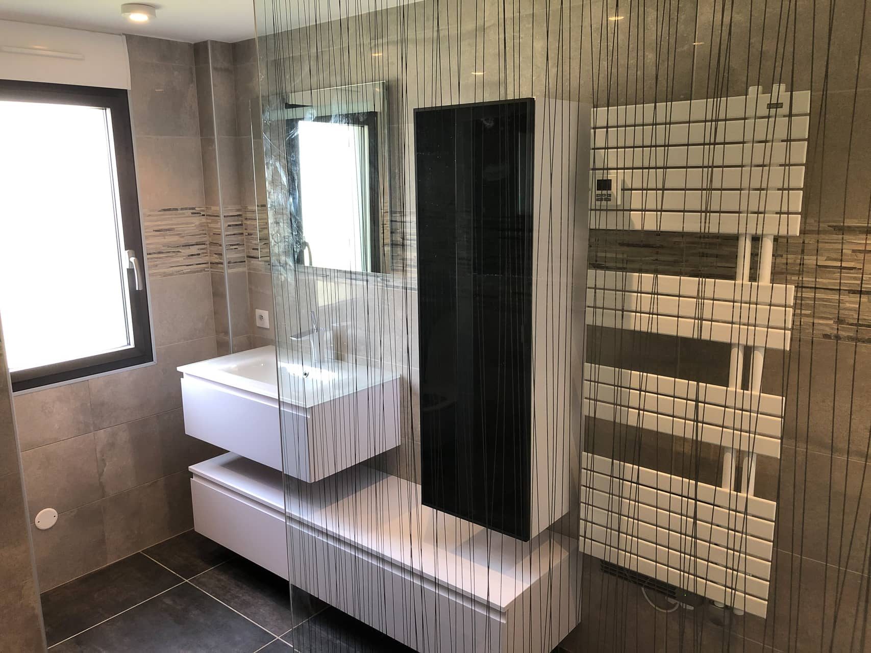 Salle de bains rénovée par 2ND : meuble vasque suspendu, paroi de douche, sèche-serviettes
